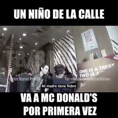 Un niño de la calle va por primera vez a mc donald's