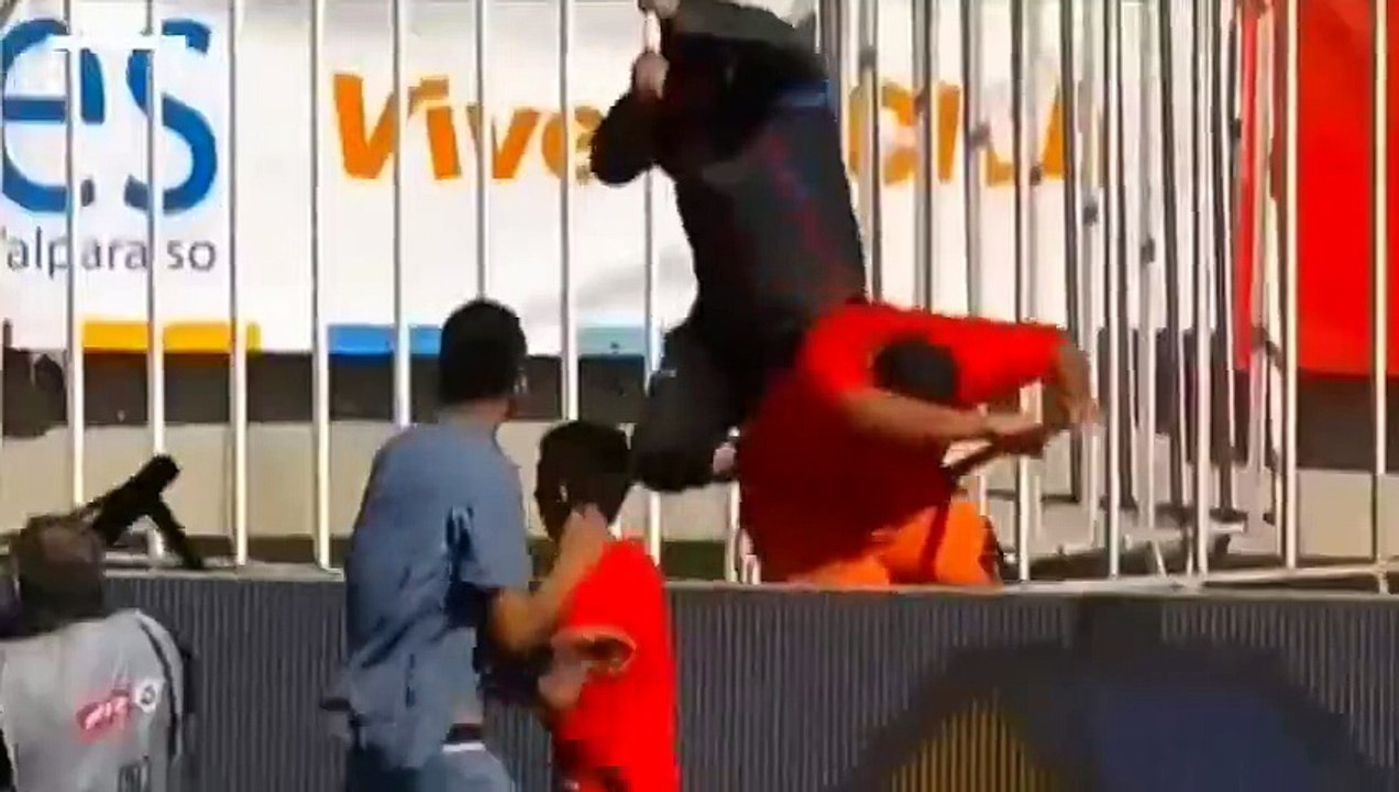 Colo Colo and Santiago Wandereres 'fans' fight on pitch (1)