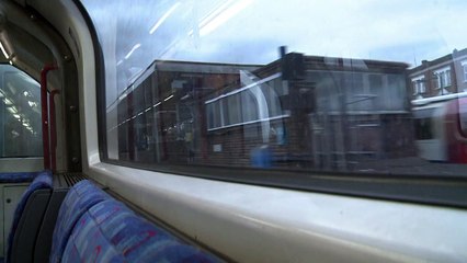 Polícia investiga ataque com faca no metrô de Londres