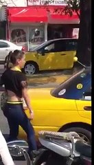 mujer se sube al cofre para evitar que su esposo se vaya con otra mujer