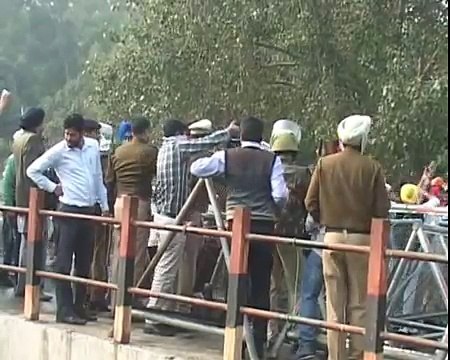 Police lathi-charge AAP protesters