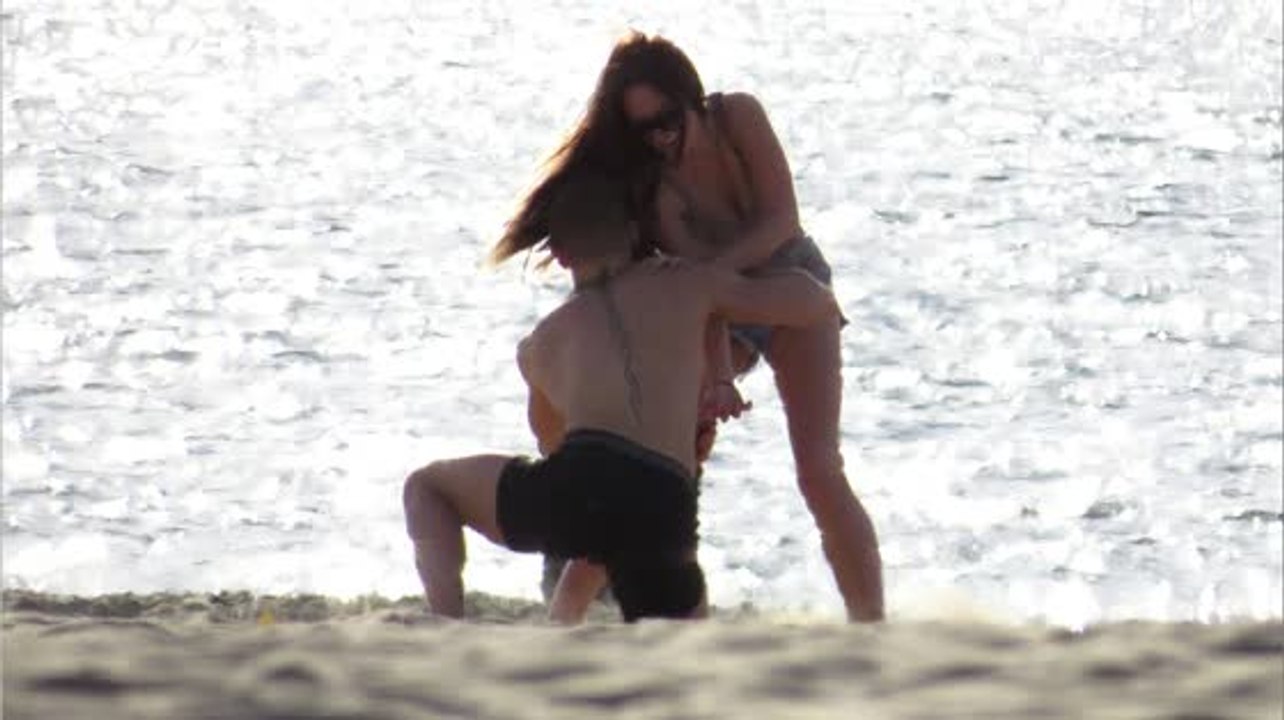 Conor McGregor ist mit seiner Freundin am Strand
