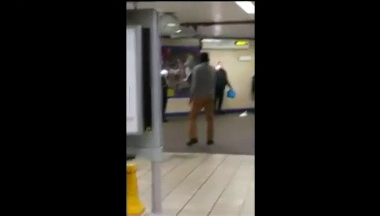 Attaque au couteau dans le métro de Londres: l'arrestation filmée en direct