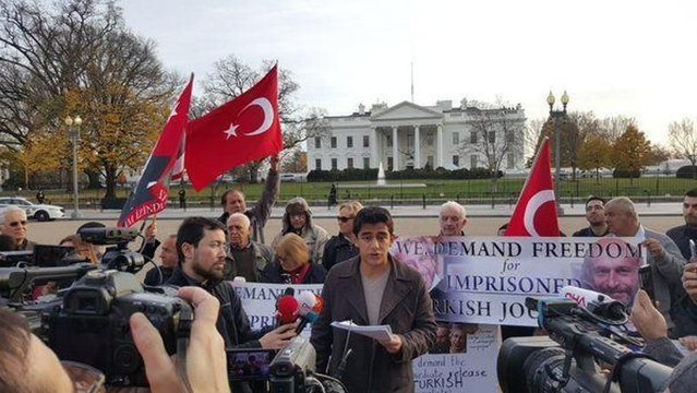 Beyaz Saray'da Can Dündar ve Erdem Gül'e destek eylemi