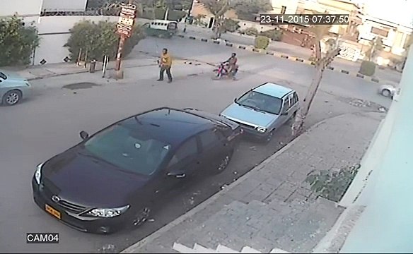 Thief Badly Beaten by Car’s Owner for Stealing Car’s Mirror