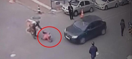 Feci kaza kamerada... 3 yaşındaki çocuk arabanın altında kaldı
