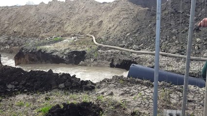 La surpuissante réaction d'une canalisation qu'on débouche à très haute pression