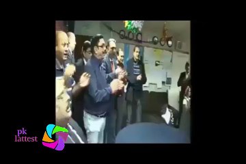 Altaf Hussain New Style of Celebrating Victory Going Viral