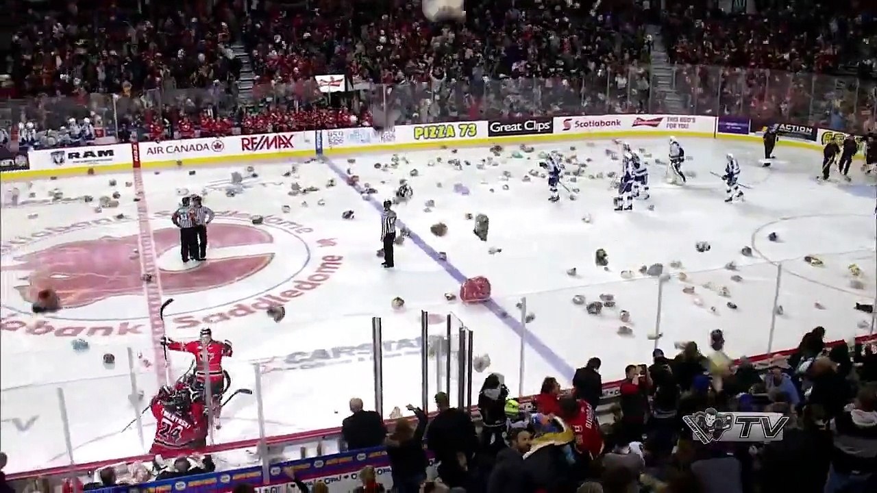 Teddy Bear Toss: plus de 28 000 peluches sur la glace de Calgary