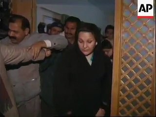 Leaked Video Of Kalsoom Nawaz When She Was Running Away With 110 Boxes in 1999