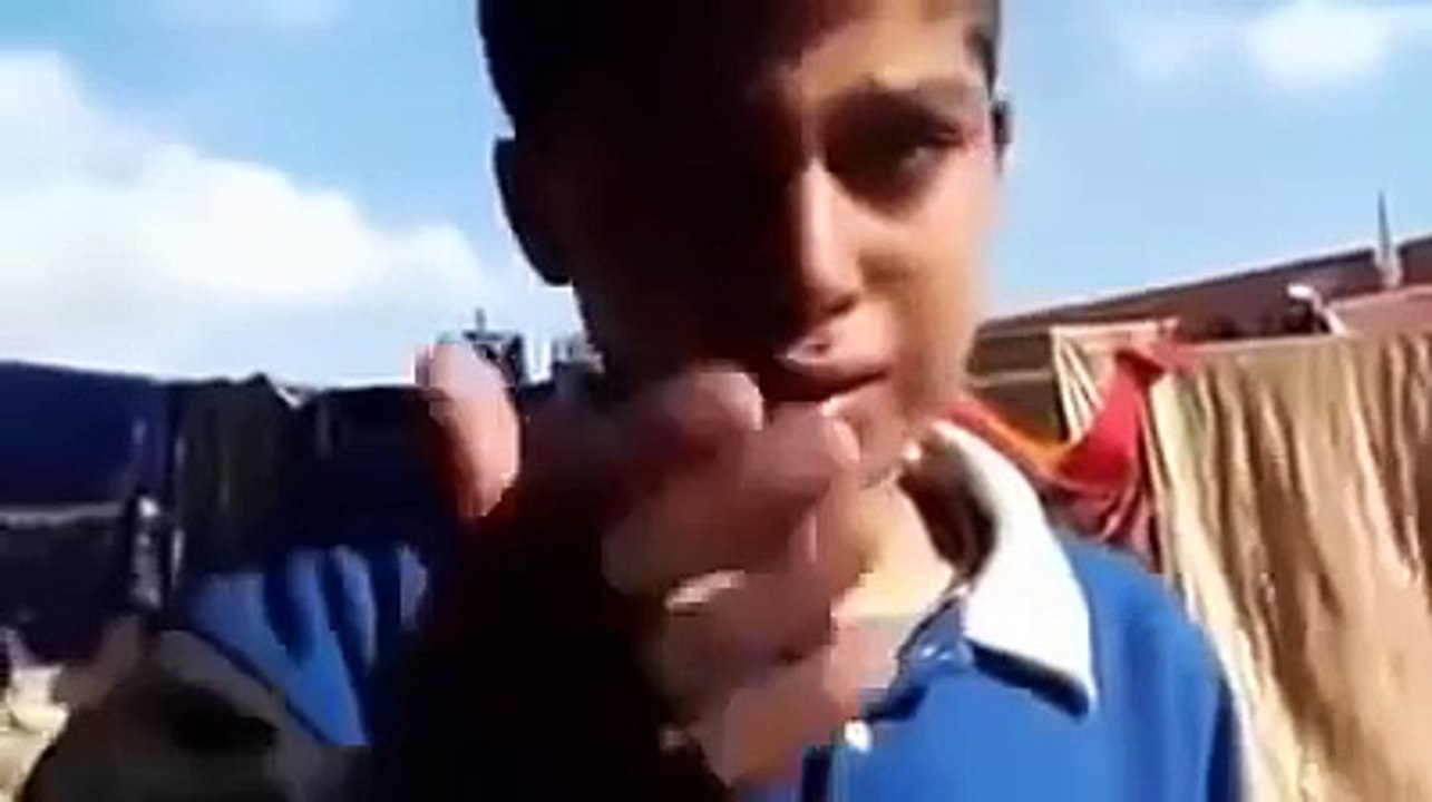 مؤثر: يبكي لأن ليس لديه كراس وحذاء