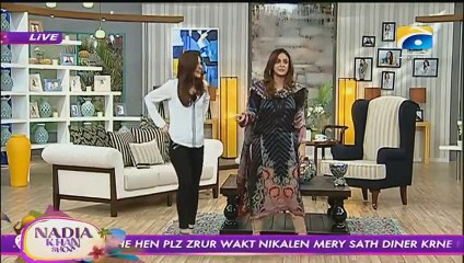 Ayesha Umar Teaching Nadia Khan How to Get Good Photos