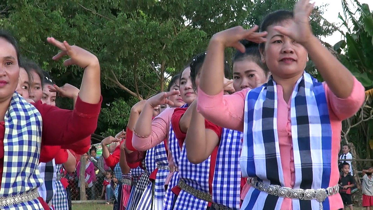Danse des femmes mariées au Laos