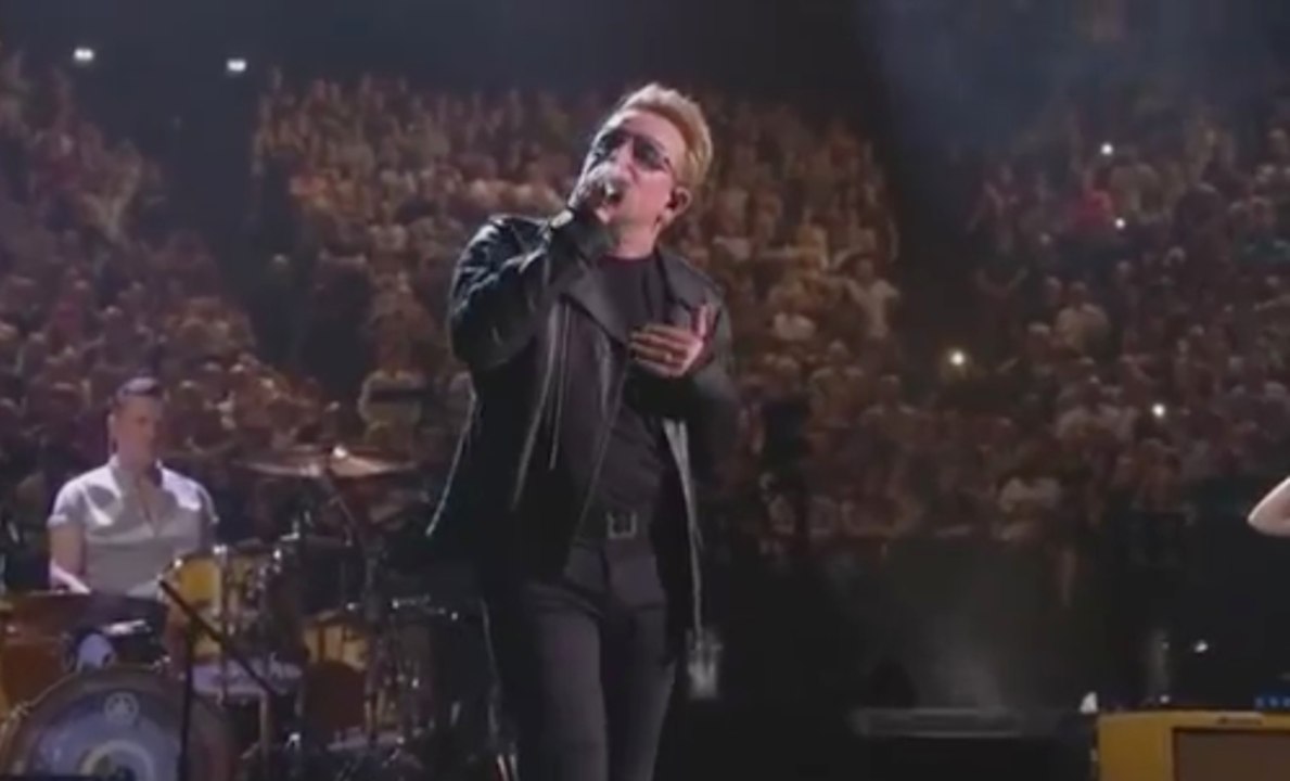 U2 rend hommage à Bercy aux victimes des attentats de Paris