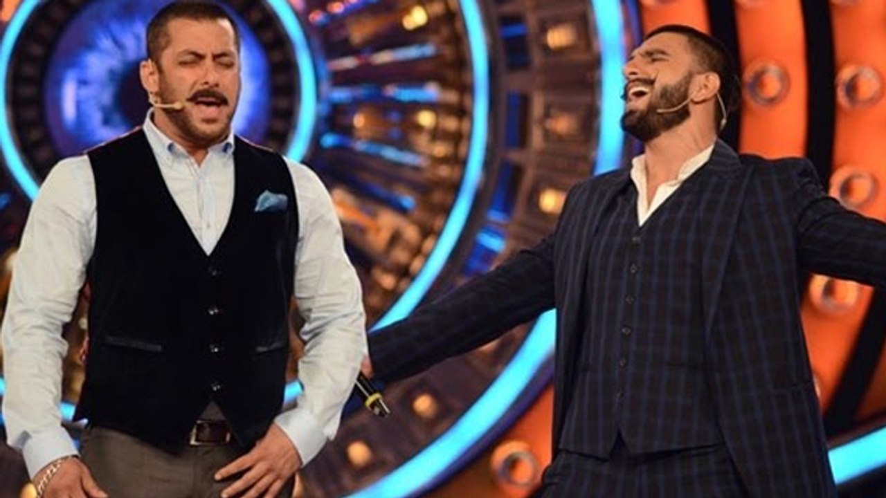Salman Khan Reminds Aishwarya Rai, Sings TADAP TADAP Song On Bigg Boss 9