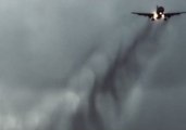 Photographer Shows Up Wingtip Vortices of Landing Planes