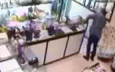 Kuyumcudaki silahlı sopalı kavga kamerada