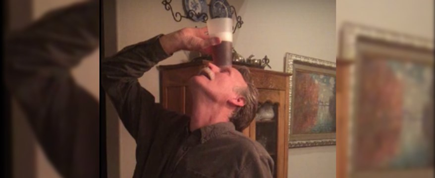 Un grand père arrive à se coucher avec un verre de bière en équilibre sur la tête