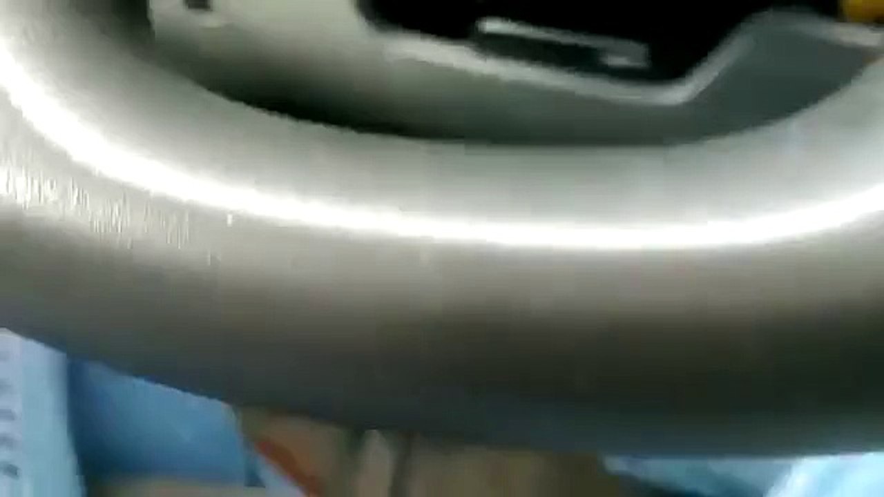 Un tracteur roule à 100 km/h sur l'autoroute