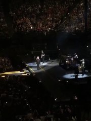 Bono "Nous sommes tous Parisiens" (Concert U2 - 06-12-2015)