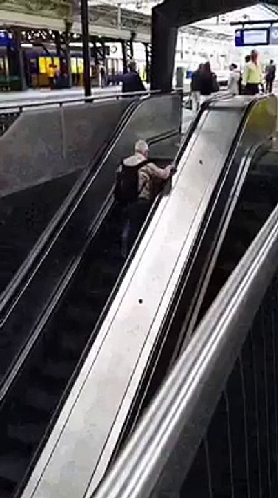 Chega dar dó. Veja como é complicado para alguns andar de escada rolante