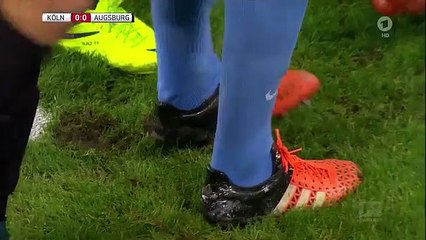 Un gardien de but provoque la chut d'un joueur adverse