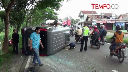 Hindari Pengendara Motor, Mobil Travel Terguling dan Terbalik