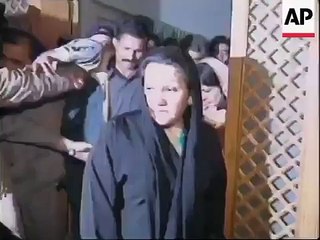 Nawaz Sharif and Begum Kalsoom Nawaz going from pakistan with their luggage in 1998!!