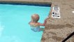 Un bebé de 16 meses haciéndose unos largos en la piscina