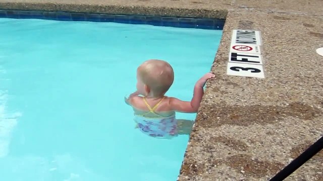 Un bebé de 16 meses haciéndose unos largos en la piscina