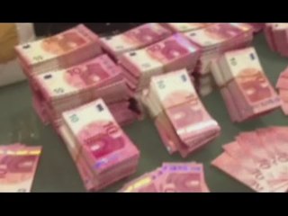 Casoria (NA) - Sequestrati 500mila euro falsi in banconote da 10 -live- (07.12.15)
