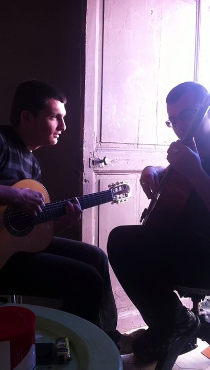 eddy et micka a la  guitare 1