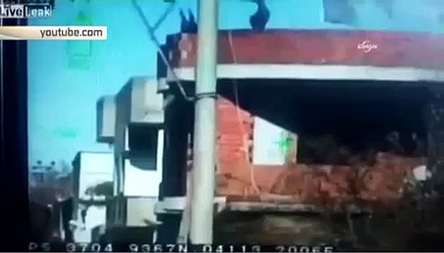 Курдские повстанцы взорвали полицейский БТР Турции у сирийской границы