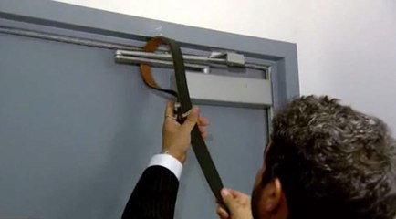 Ele aperta o cinto na mola da porta... Quando vires porquê... UAU! Isto pode salvar-te a vida!