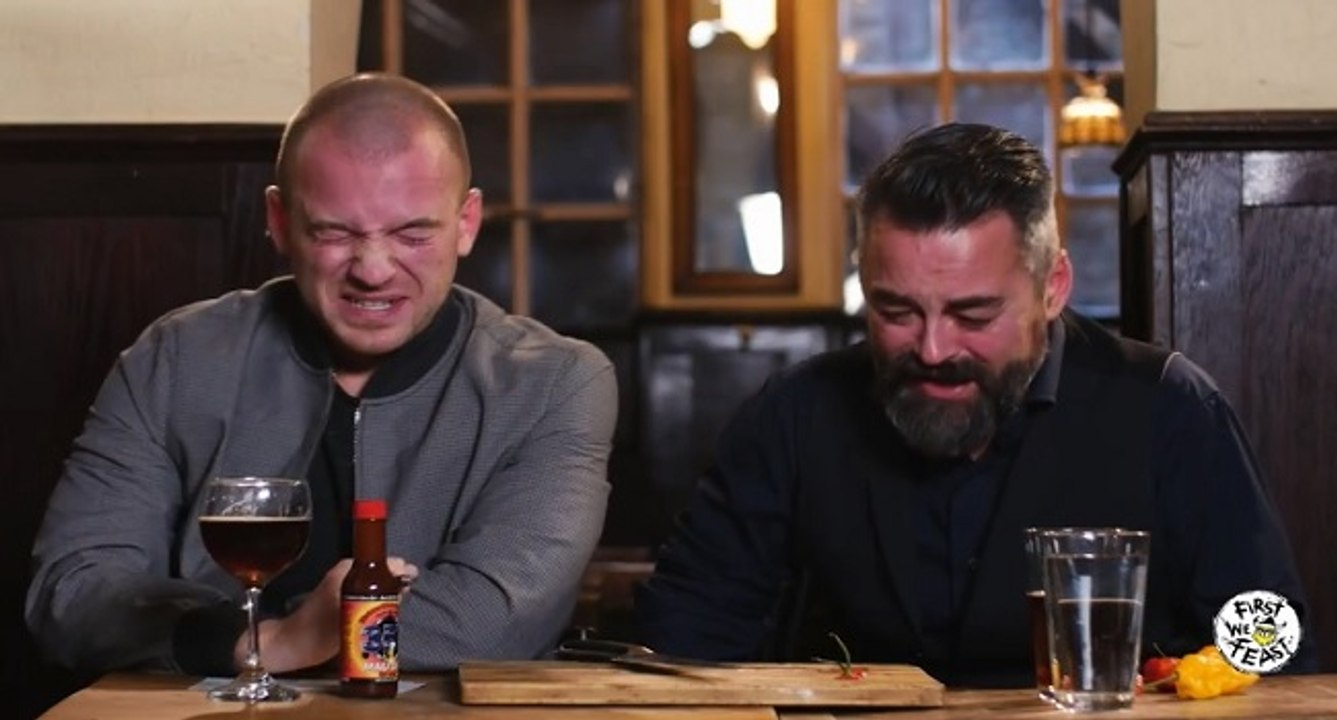 Deux hommes mangent le piment le plus fort au monde (Carolina Reaper)