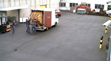 Deux futés tentent de décharger un camion de bières Jupiler