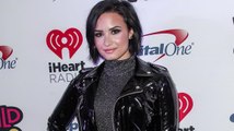 Demi Lovato: Sexy y descarada en un suéter