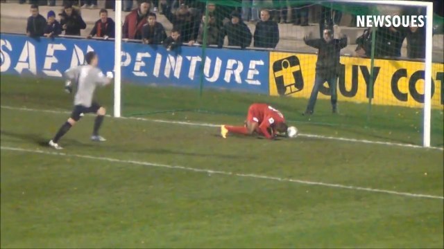 Herman Koré chambre en marquant un but de la tête seul devant les filets