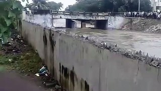 LIVE SHOCKING footage of Chennai Avadi bridge collapsing in the rain