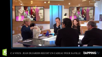 C à Vous : Jean Dujardin reçoit un cadeau pour sa fille