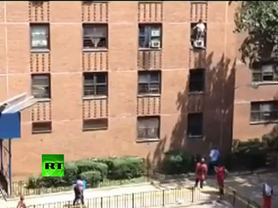 ШОК!!! МУЖЧИНА ЛОВИТ ВЫПАВШУЮ ДЕВОЧКУ С ОКНА!!!