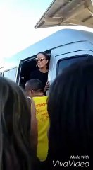 Sinto pena desses fãs sem um pingo de amor próprio! Implorando uma abraço!!
