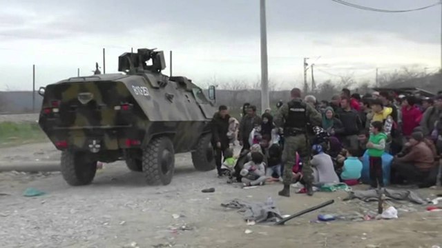 PROTESTOJNE EMIGRANTET NE KUFIRIN MES MAQEDONISE DHE GREQISE NE GJEVGJELI LAJM