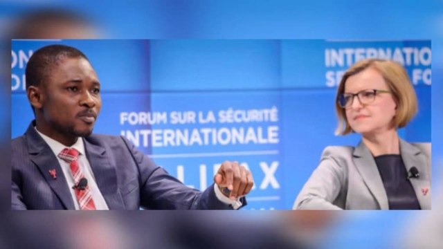 MINISTRJA KODHELI SHPREH ANGAZHIMIN KUNDER ISIS NE TAKIMIN ME ZYRTARIN AMERIKAN LAJM