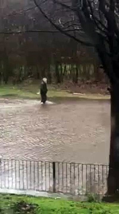 Un homme se casse la gueule pendant les inondations
