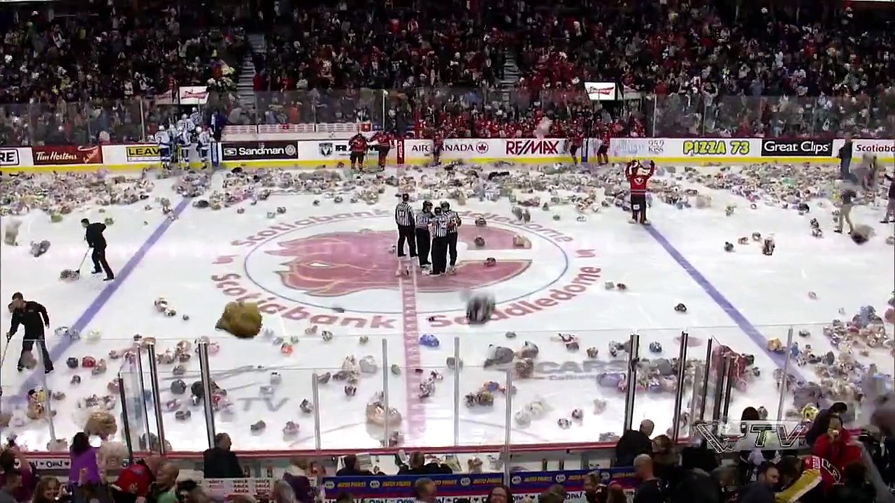 Hockey : Les supporters jettent 29.000 ours en peluche sur la glace