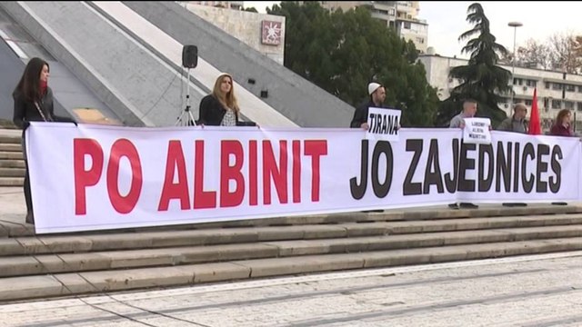 DHJETRA PERSONA PROTESTOJNE NE TIRANE NE MBESHTETJE TE LIRIMIT TE ALBIN KURTIT LAJM