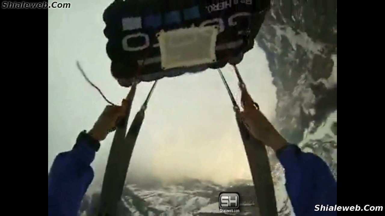 PARACAIDISMO EXTREMO UN HOMBRE SE LANZA DE UNA MONTANA CON NEBLINA PRACTICANDO EL DEPORTE NOVIEMBRE 2015