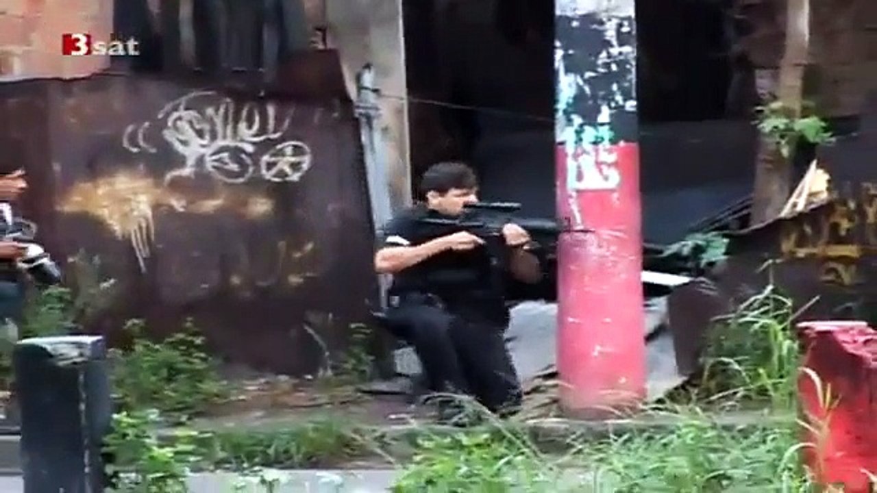 DOKU Drogenkrieg in Rio in Begleitung mit Spezialeinheiten und Dealer in den Favelas 3Sat3