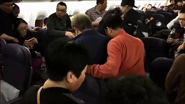 Police Officers Confront Unruly Passenger After United Airlines Denies Upgrade